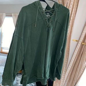 AERIE OVERSIZED HOODIE WITH LACE UP DRAWSTRING IN GREEN IN SIZE LARGE